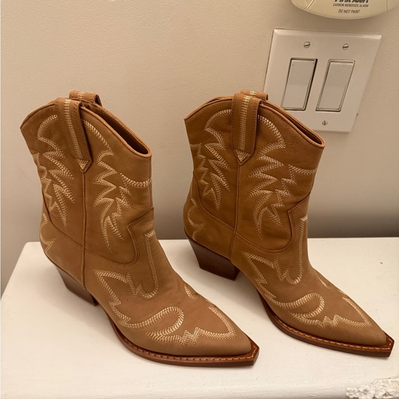 Brand New, Never Worn, Dolce Vita Runa boot in Whiskey Nubuck. Cowboy style. - Picture 4 of 5
